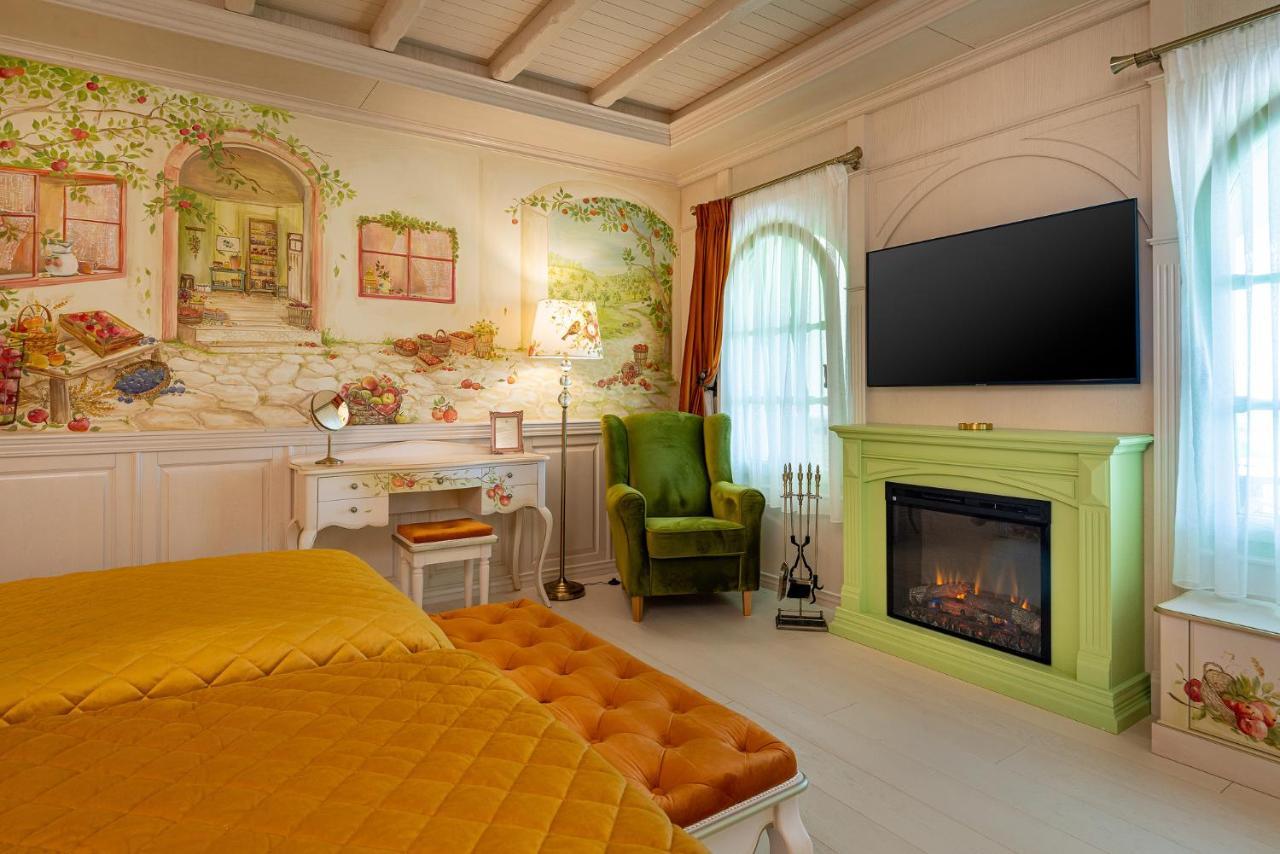 Casa Timis - Wellness & Spa Resort Chitorani Luaran gambar A bedroom with a fireplace