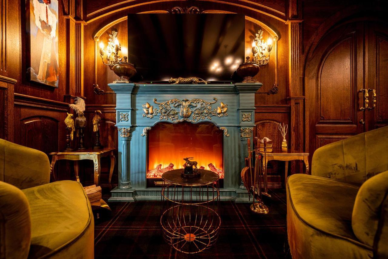 Casa Timis - Wellness & Spa Resort Chitorani Luaran gambar The fireplace in the living room