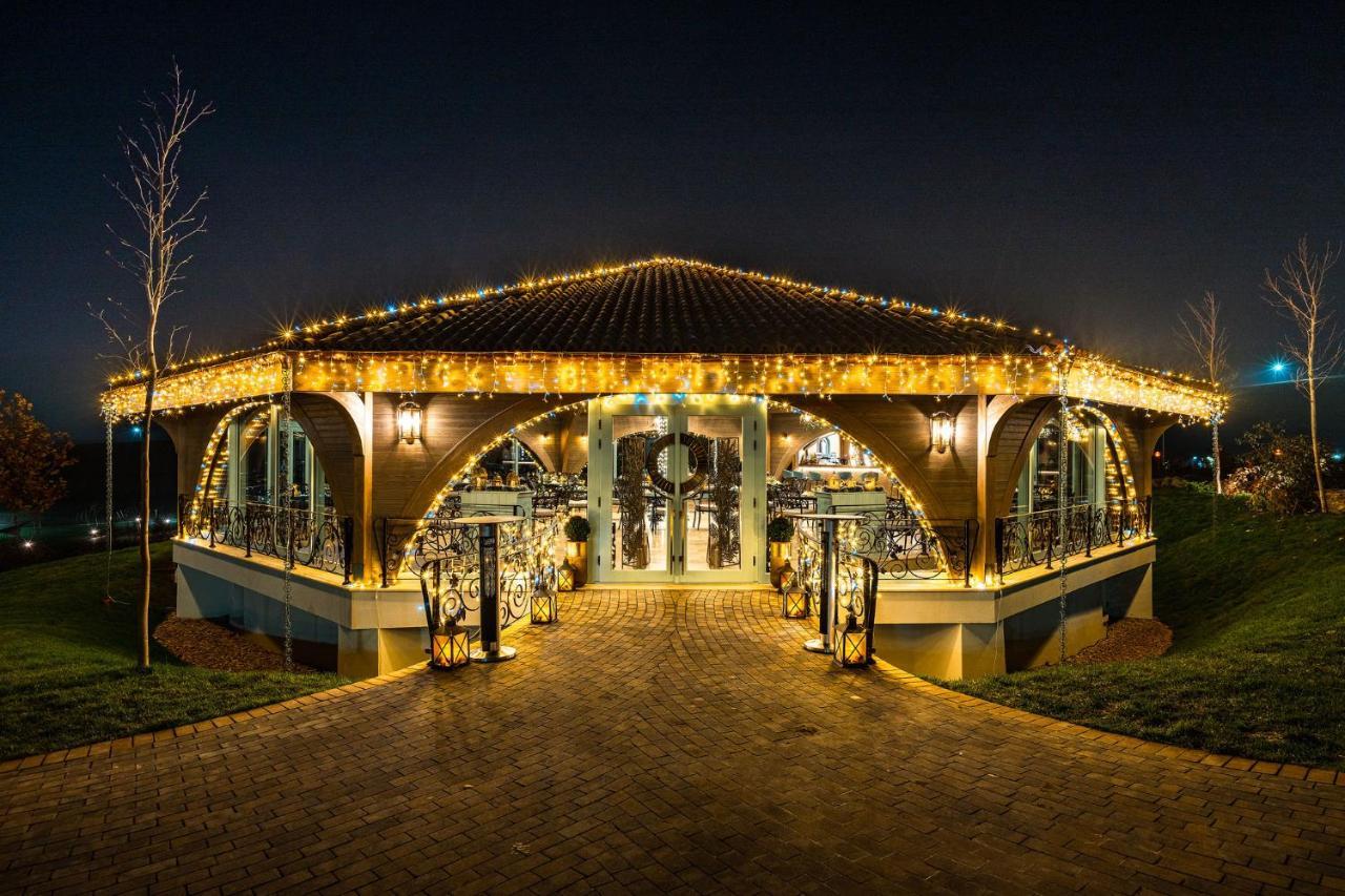 Casa Timis - Wellness & Spa Resort Chitorani Luaran gambar The bandstand at night
